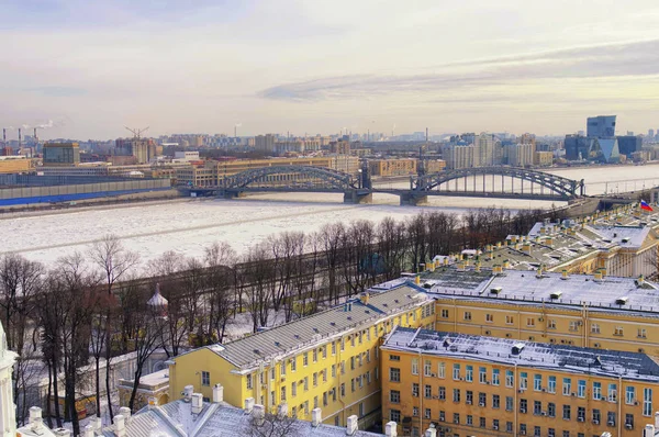 Hermosa vista de la ciudad de San Petersburgo, histórico y arco — Foto de Stock