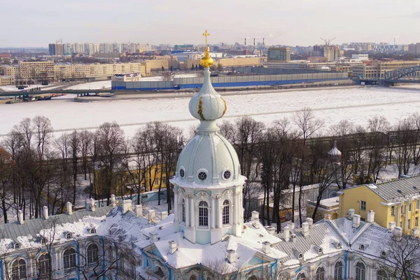 Een van de koepels van de Smolny-kathedraal op de achtergrond van wi — Stockfoto