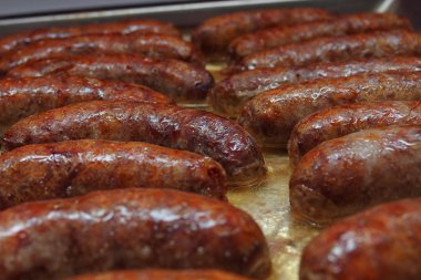 Ev yapımı sosis kendi yağ protvin üzerine kavrulmuş