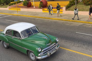 Varadero, Küba - 05 Ocak 2018: Klasik yeşil Chevrolet retro