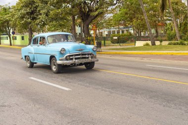 Varadero, Küba - 05 Ocak 2018: Klasik mavi Chevrolet retro 