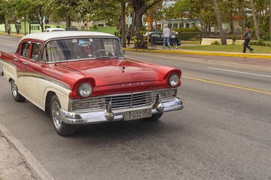 Varadero, Küba - 05 Ocak 2018: Klasik kırmızı Ford retro araba RI