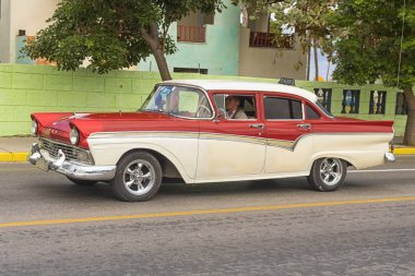 Varadero, Küba - 05 Ocak 2018: Klasik kırmızı Ford retro araba RI