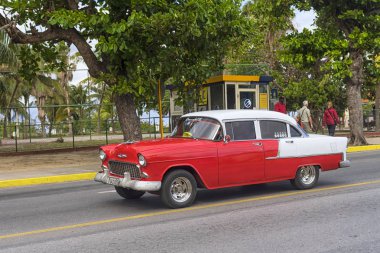Varadero, Küba - 05 Ocak 2018: Klasik kırmızı Chevrolet retro c
