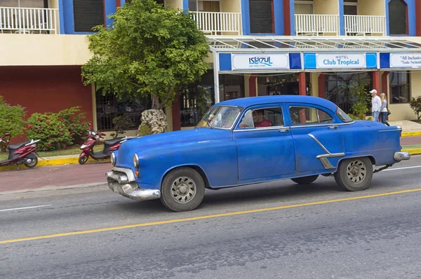 Varadero, Kuba - 05 stycznia 2018: Klasyczny amerykański samochód retro ri — Zdjęcie stockowe