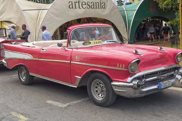 Varadero, Kuba - 05 stycznia 2018: Retro classic pink Chevrole — Zdjęcie stockowe