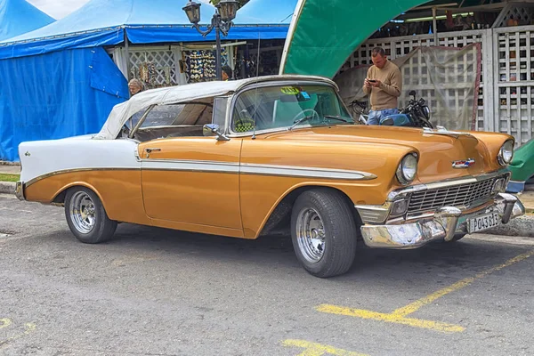 VARADERO, CUBA - 05 GENNAIO 2018: Una Chevrol retrò classica beige — Foto Stock