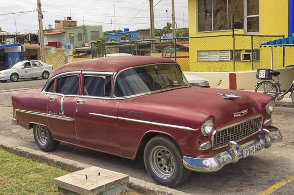Varadero, cuba - januar 05, 2018: ein retro klassischer burgund chev — Stockfoto