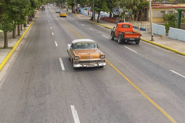 Varadero, kuba - januar 05, 2018: classic american retro car ri — Stockfoto