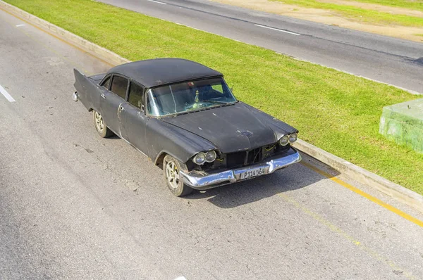 VARADERO, CUBA - JANEIRO 05, 2018: Classic American retro car ri — Fotografia de Stock