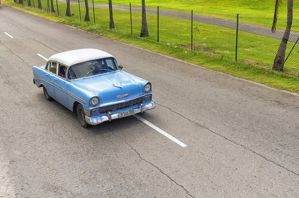 VARADERO, CUBA - JANEIRO 05, 2018: Classic blue Chevrolet retro — Fotografia de Stock