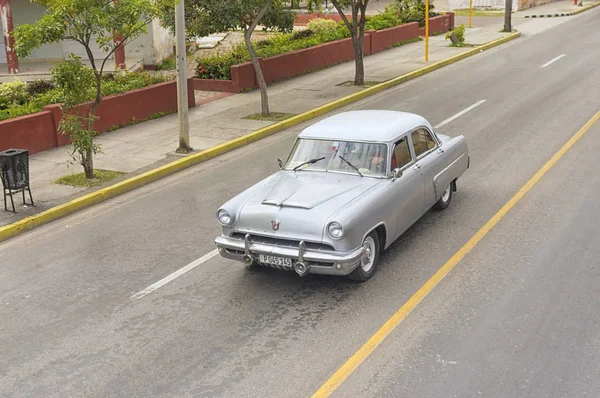 VARADERO, CUBA - JANUARY 05, 2018: Classic American retro car ri — Stock Photo, Image