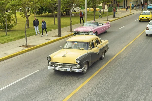 Varadero, Kuba - január 05, 2018: Klasszikus amerikai retro autó ri — Stock Fotó