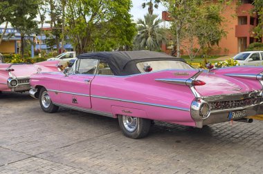 Varadero, Küba - 05 Ocak 2018: Klasik pembe Cadillac retro c