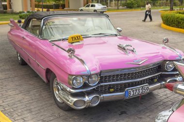 Varadero, Küba - 05 Ocak 2018: Klasik pembe Cadillac retro c
