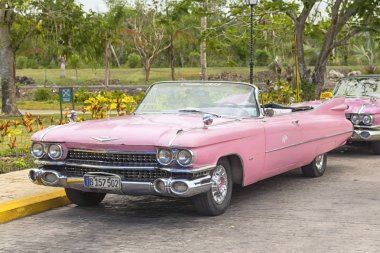 Varadero, Küba - 05 Ocak 2018: Klasik pembe Cadillac retro c