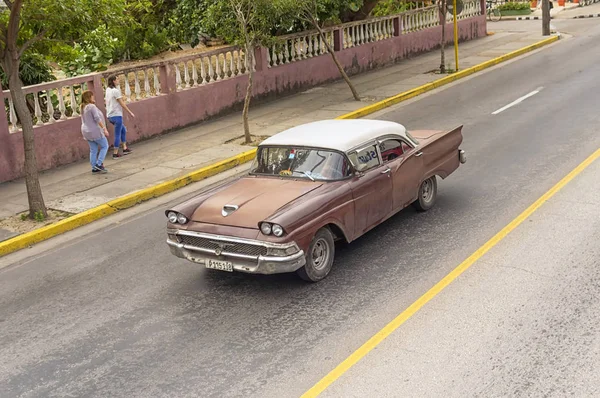 Varadero, Kuba - 05 ledna 2018: Klasické americké retro auto ri — Stock fotografie