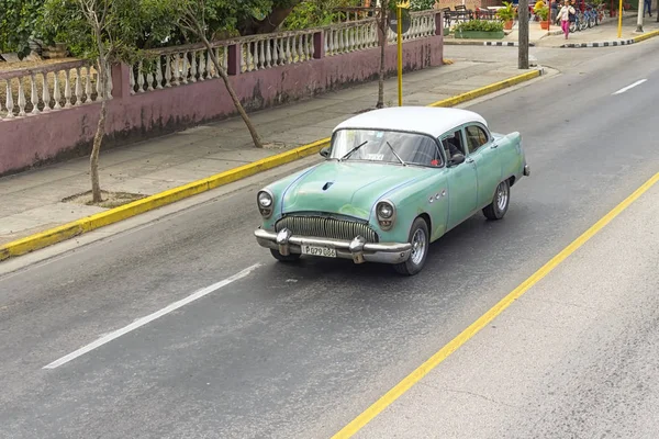 Varadero, Kuba - január 05, 2018: Klasszikus amerikai retro autó ri — Stock Fotó