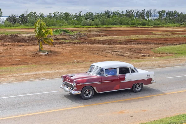 VARADERO, CUBA - 05 GENNAIO 2018: Classica auto retrò americana ri — Foto Stock