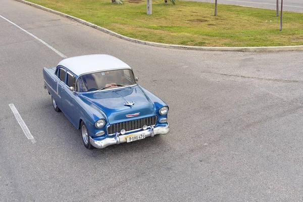 VARADERO, CUBA - JANUARY 05, 2018: Classic blue Chevrolet retro — Stock Photo, Image