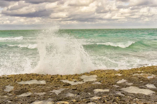 The sea wave splits into splashes of the shore — Stock Photo, Image