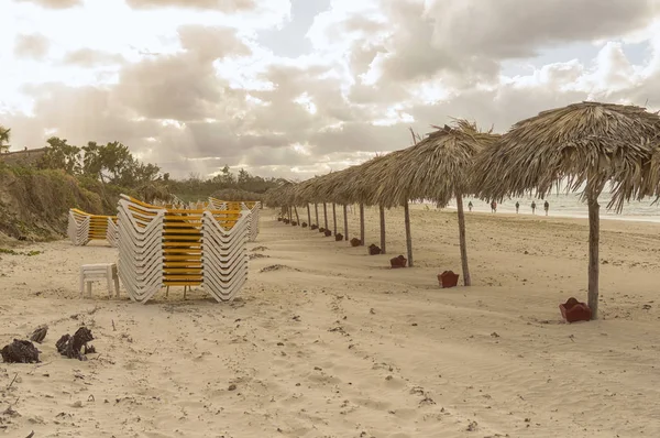 Playa vacía en temporada baja, no hay baño y tomar el sol p — Foto de Stock