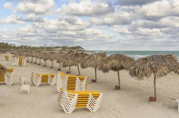 Playa exótica al final del día con tumbonas — Foto de Stock