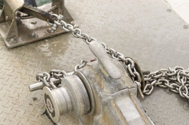 Çapa ve bir metal zincir ile çapa kaldırma mekanizması