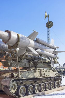 Caterpillar kanalında üç füze füze sistemiyle