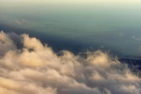 Nuvens de cúmulo destacadas na vista do sol da manhã a partir do ar — Fotografia de Stock
