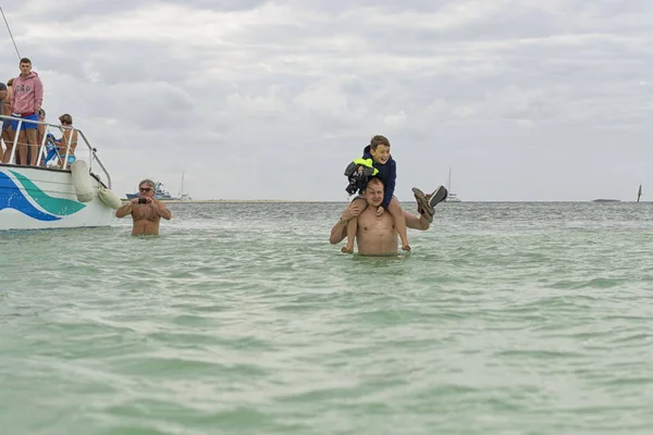 VARADERO, CUBA - 06 DE ENERO DE 2018: La gente en agua fría sale — Foto de Stock