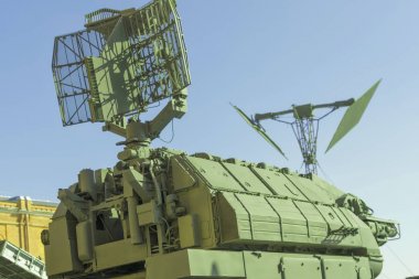 Hava Savunma, konum belirleyicileri ve düşman tespit için antenler parçası 