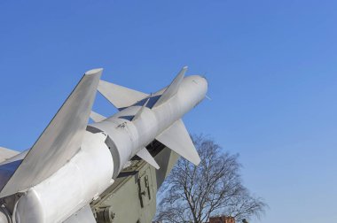 Mavi gökyüzüne karşı dünya-hava roket parçası