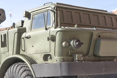 Yeşil kamuflaj ceketli bir ordu traktör parçası