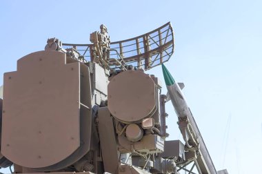 Hava Savunma mavi gökyüzüne karşı karmaşık parçası