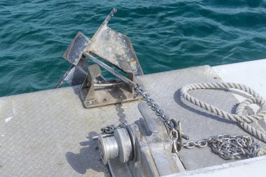 Çapa ve bir metal zincir ile çapa kaldırma mekanizması