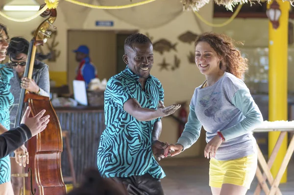 Havana, Küba - 06 Ocak 2018: A profesyonel dansçı davet bir