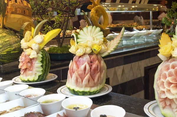 Cijfers van het eten op een buffet — Stockfoto