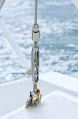 Bir yelkenli gemi, gergin bir metal c arma parçası