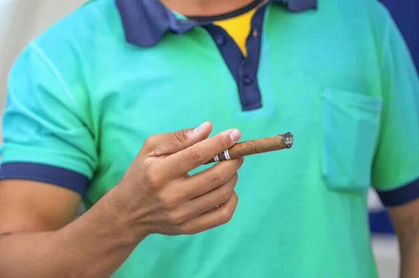 Cigare cubain dans une main d'homme contre une chemise légère — Photo