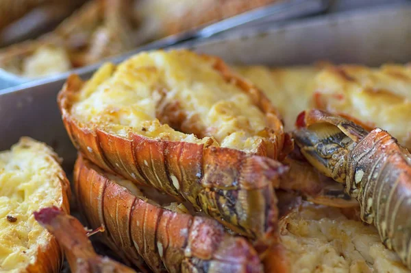 Homard rôti sur plateau métallique Armure rouge et viande blanche close-up — Photo