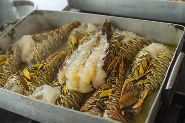 烤在金属托盘上的龙虾红色盔甲和白肉特写 — 图库照片