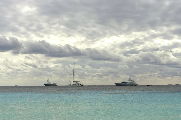 Plaj ve deniz bir b karşı misafir bir şerit ile deniz manzarası — Stok fotoğraf