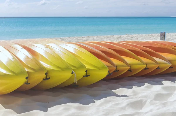 Çok çok renkli kayaks kum denize karşı yalan