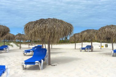 Düşük sezon, şezlong ve şemsiye boş beach