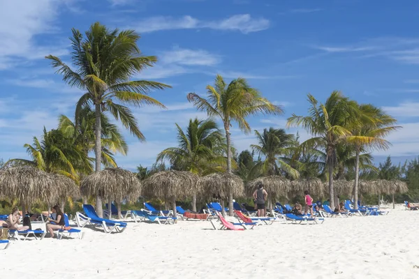 CUBA - 07 ENERO 2018: Turistas tomando el sol en la playa de Cuba — Foto de Stock