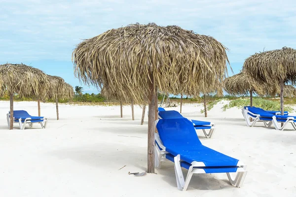 Playa vacía en temporada baja, tumbonas y sombrillas — Foto de Stock