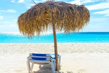 Düşük sezon, şezlong ve şemsiye boş beach