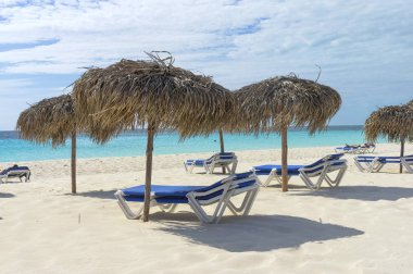 Düşük sezon, şezlong ve şemsiye boş beach