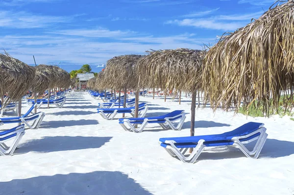 Playa vacía en temporada baja, tumbonas y sombrillas — Foto de Stock